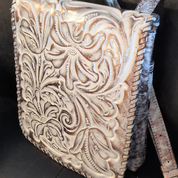 Patricia Nash Floral Embossed Leather Crossbody Bag Gold - Picture 2 of 8